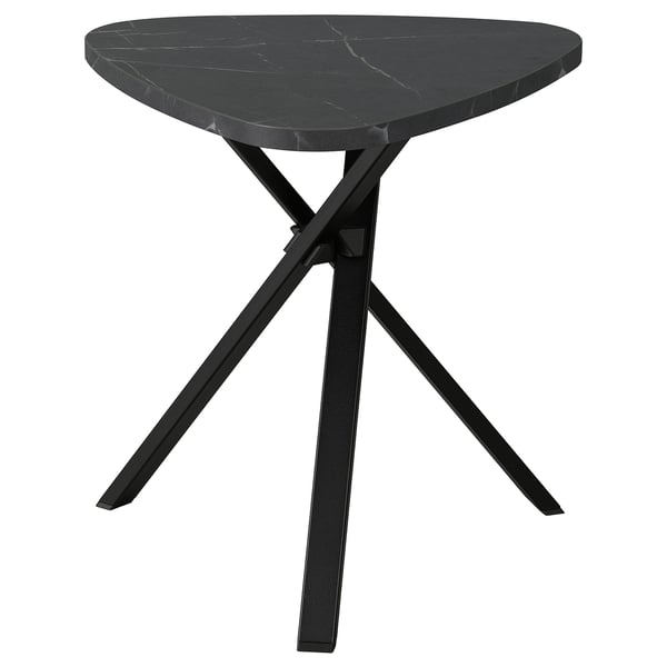 Table d’appoint noire moderne avec plateau triangulaire en marbre et pieds en métal entrecroisés.