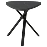Table d’appoint noire moderne avec plateau triangulaire en marbre et pieds en métal entrecroisés.