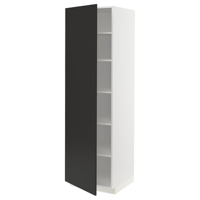 Un meuble de cuisine METOD blanc et noir avec des étagères réglables. La porte est ouverte, laissant apparaître l’espace de rangement intérieur.