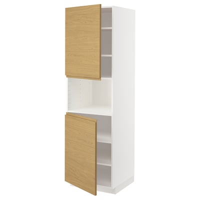 Armoire de cuisine blanche moderne avec des portes en chêne toutes deux ouvertes. Une étagère exposée.