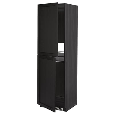 Armoire de cuisine METOD noire en bois teinté foncé, deux portes s’ouvrent révélant des étagères, forme rectangulaire haute avec des bords biseautés.