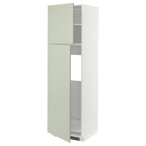 Une grande armoire de cuisine verte METOD avec deux étagères réglables et la porte est ouverte.