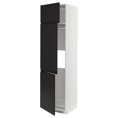Armoire de cuisine moderne en noir et blanc avec des portes élégantes et noires mates dotées de poignées intégrées et d’un cadre blanc.
