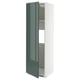 Une grande armoire blanche avec une porte verte brillante partiellement ouverte, révélant une étagère réglable à l’intérieur.