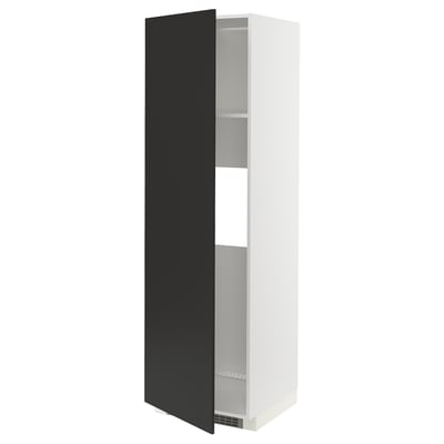 Un meuble de cuisine METOD blanc avec une porte noire, au design épuré et moderne. Il dispose d’une seule étagère réglable à l’intérieur et de charnières à enclenchement.