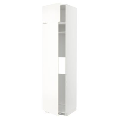Armoire de cuisine haute blanche d’ikea METOD, design épuré avec étagères grises visibles à travers une porte vitrée.