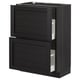 Armoire de cuisine METOD teintée noire avec bords biseautés, avec façades de tiroirs en bois et tiroirs à fermeture automatique.