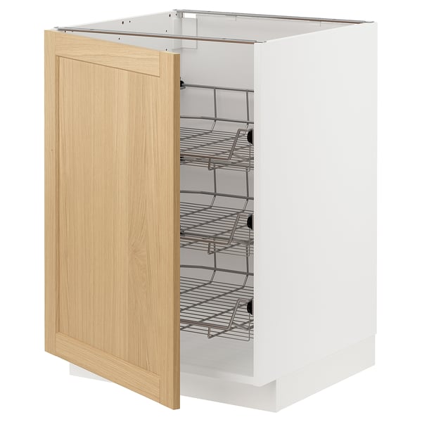 Une armoire de cuisine blanche avec une porte en bois ouverte, révélant des étagères en fil de fer à l’intérieur.