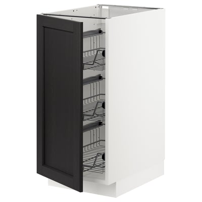 Une armoire de cuisine basse METOD avec une porte en lerhyttan teintée noire, avec des paniers coulissants en fil métallique pour le rangement.