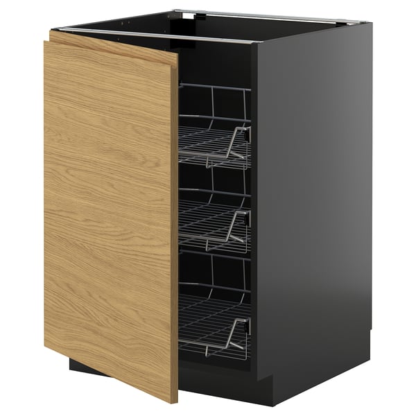 Une armoire de cuisine noire moderne avec porte en bois, grilles à l’intérieur.