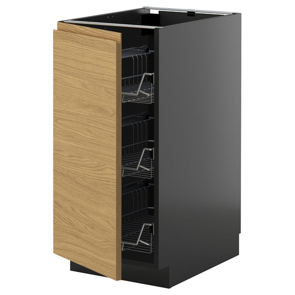 Une armoire de cuisine moderne, nommée METOD, en noir avec une porte en finition bois, des étagères en fil métallique et un design minimaliste.