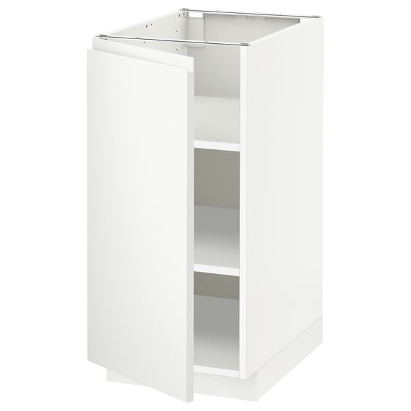 Armoire de cuisine METOD blanche, design moderne, une porte ouverte, étagères réglables.