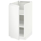 Armoire de cuisine METOD blanche, design moderne, une porte ouverte, étagères réglables.