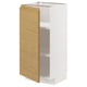 Armoire ouverte en blanc et bois avec étagères.