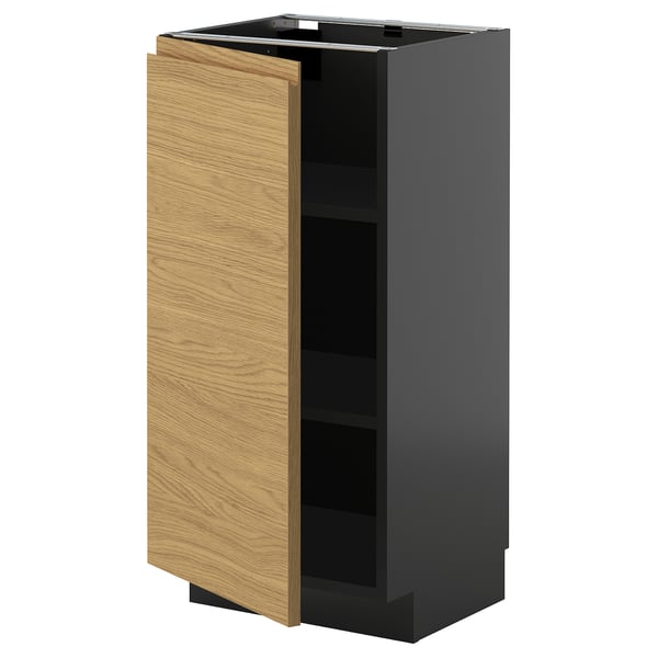 Une armoire de cuisine moderne nommée METOD avec une porte en bois brun clair et une base gris foncé. Il a un design minimaliste avec des poignées intégrées.