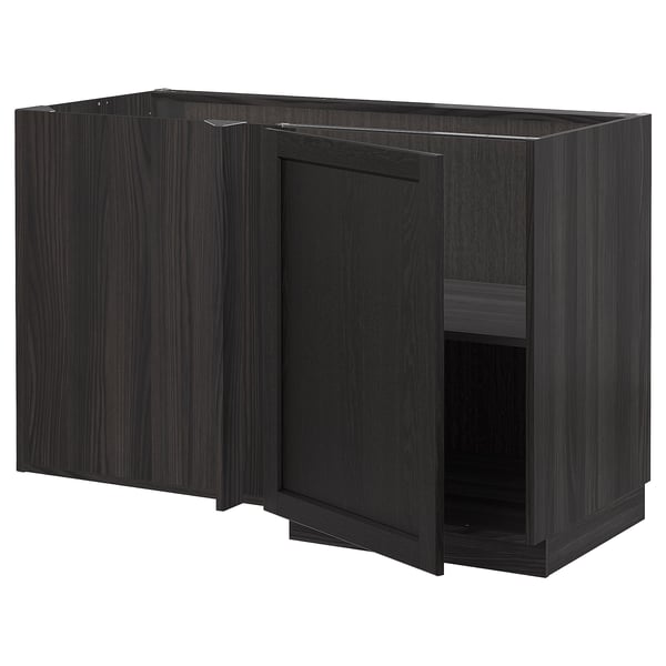 Armoires de cuisine en forme de L en bois foncé avec une porte ouverte, mettant en valeur une étagère à l’intérieur. Design moderne avec finition noire.