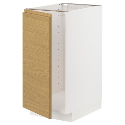 Une armoire de cuisine METOD blanche avec un panneau latéral en chêne clair et un design minimaliste.