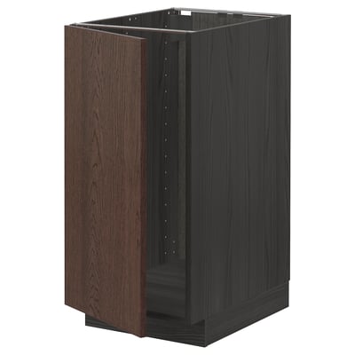 Un meuble bas de cuisine ikea METOD en brun foncé avec une texture de grain de bois et une forme carrée. Il a une seule porte et des amortisseurs à charnière métallique.