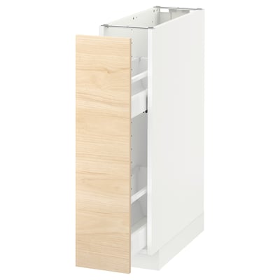 Une armoire de cuisine ikea METOD blanche avec des portes en bois de frêne clair, dotée d’un organisateur coulissant et d’un design élégant.