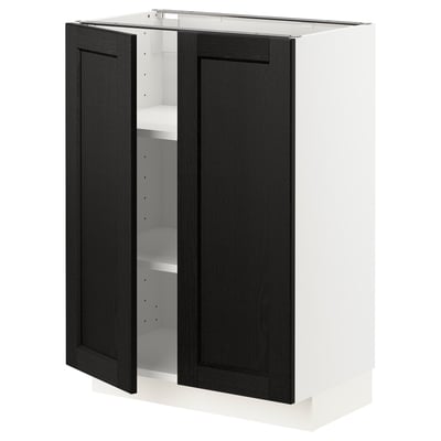 Une armoire de cuisine blanche avec deux portes ouvertes en frêne noir avec des bords biseautés. L’armoire est dotée d’étagères réglables et d’un design moderne et traditionnel.