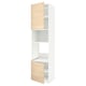 Armoires blanches avec portes en bois clair, grande étagère ouverte, conception modulaire.