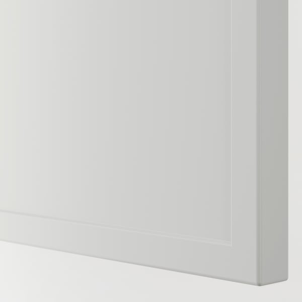Présente un coin d’une armoire METOD blanche, mettant en valeur sa surface lisse et élégante et sa construction robuste.