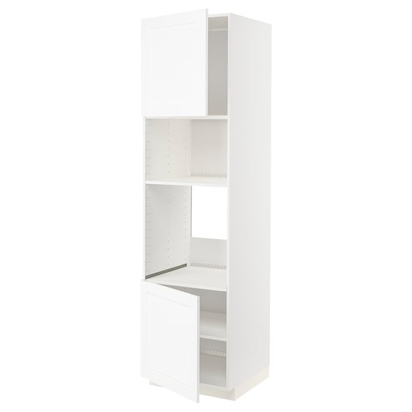Une armoire de cuisine METOD blanche avec deux étagères réglables et une porte d’accès ouverte.