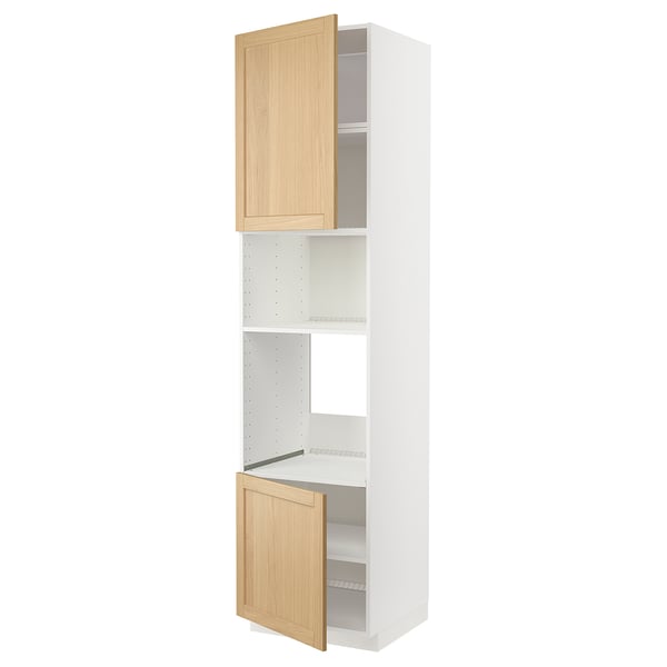 Une armoire de cuisine haute METOD blanche avec des portes en chêne, avec une porte ouverte révélant des étagères.