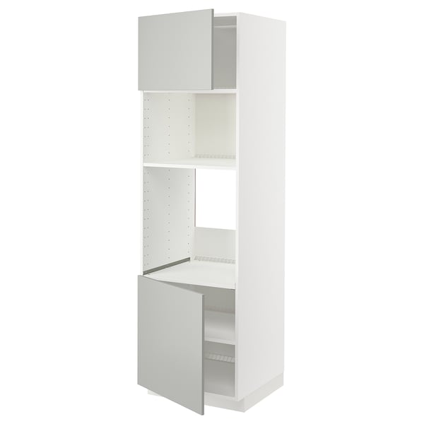 Un meuble de cuisine METOD blanc avec des portes grises, hautes et rectangulaires, s’ouvre pour révéler des étagères.