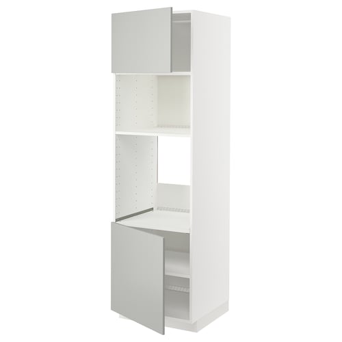 Un meuble de cuisine METOD blanc avec des portes grises, hautes et rectangulaires, s’ouvre pour révéler des étagères.
