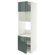 Une armoire haute blanche avec des portes en verre vert, qui fait partie du système de cuisine METOD. L’armoire a un design moderne avec une finition brillante.