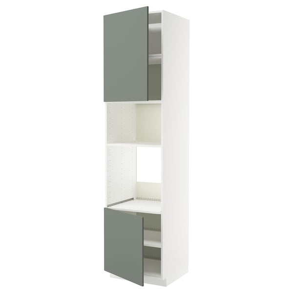 Affiche une armoire blanche haute et étroite avec des portes vertes. Une porte est ouverte, révélant l’étagère à l’intérieur. L’unité dispose de deux étagères réglables.