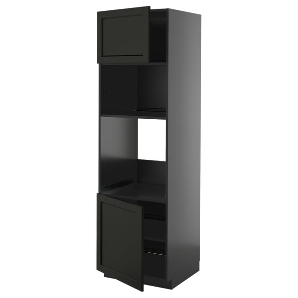 Armoire de cuisine noire avec porte ouverte, laissant apparaître des étagères, faisant partie du système METOD.
