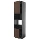 Armoire de cuisine moderne, noir et marron. Grand, rectangulaire avec des étagères ouvertes et des portes en bois.