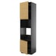 Armoire haute moderne avec portes en bois et cadre noir, conçue pour le rangement dans la cuisine. Style minimaliste avec effet chêne et poignées intégrées.