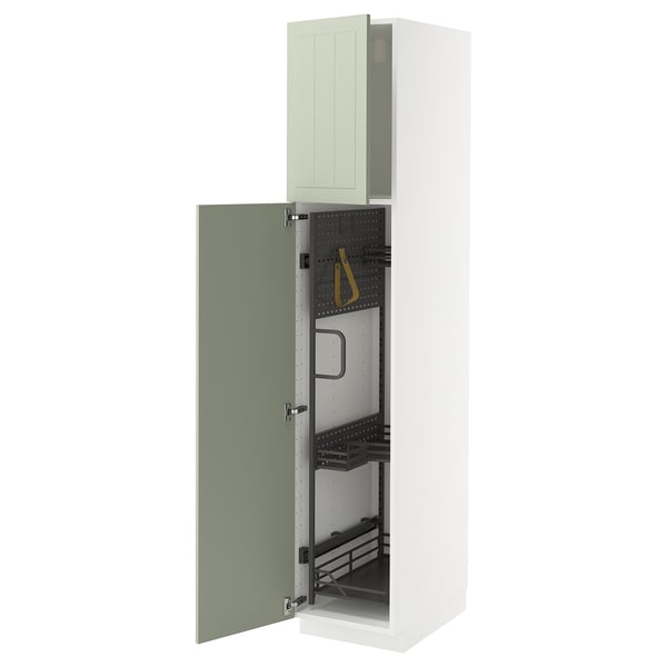 Cette image montre une armoire de cuisine haute METOD blanche et verte avec des organisateurs coulissants et une porte à charnière gauche.