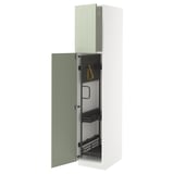 Cette image montre une armoire de cuisine haute METOD blanche et verte avec des organisateurs coulissants et une porte à charnière gauche.