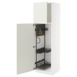 Une armoire de cuisine METOD blanche avec des organisateurs coulissants en noir et jaune, montée sur un mur.