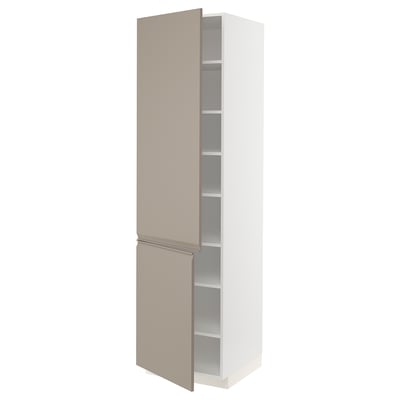Une armoire blanche moderne et haute avec des portes gris-beige dotées d’une poignée intégrée élégante et d’étagères réglables.