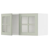 Un meuble de cuisine METOD vert avec des portes vitrées doubles, au design moderne et artisanal.