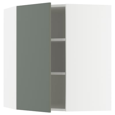 Une armoire de cuisine murale ouverte et moderne avec une porte gris-vert et des étagères réglables.