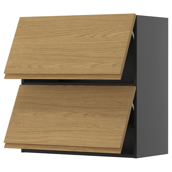 Une armoire de cuisine minimaliste METOD en gris avec des façades de style chêne et des poignées intégrées.
