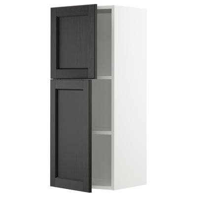 Armoire de cuisine METOD blanche avec portes noires, une ouverte.