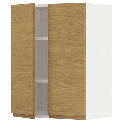 Armoire en grain de bois, ouverte pour révéler des étagères blanches.