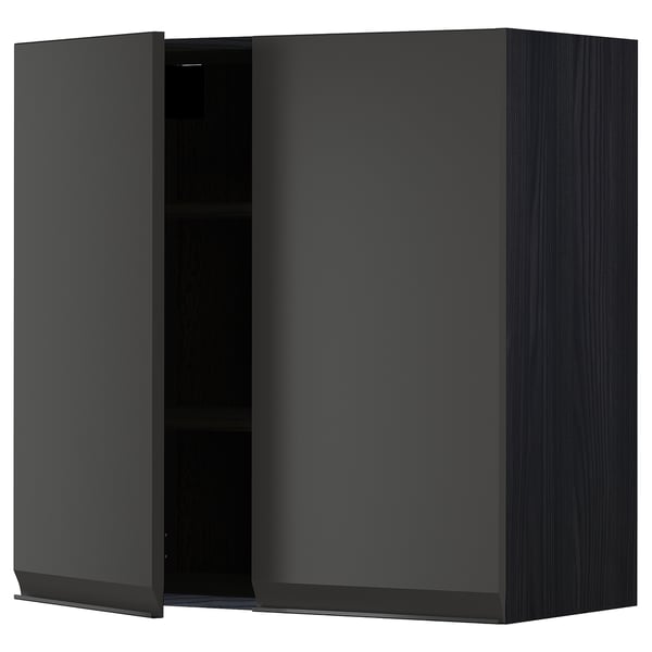 Armoire murale de cuisine noire avec une porte ouverte.