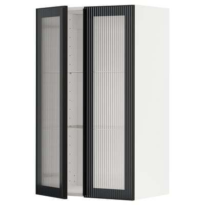 Une armoire murale de cuisine METOD blanche avec une porte en verre hejsta noir avec verre cannelé et cadres en métal avec poignées intégrées.