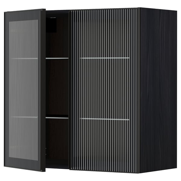 Armoire noire moderne avec portes verticales en verre cannelé, cadre en métal et poignées intégrées.