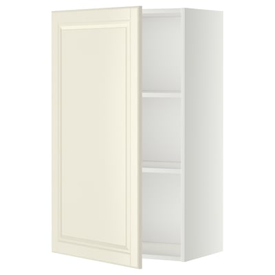 Une armoire de cuisine METOD blanc cassé au design classique. Son rectangulaire, doté d’une porte lisse et d’étagères réglables à l’intérieur.
