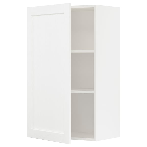 Armoire murale METOD blanche ouverte avec une étagère, design minimaliste.
