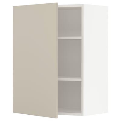 Armoire de cuisine METOD beige. 3 étagères, ouvertes sur le côté, fond blanc.